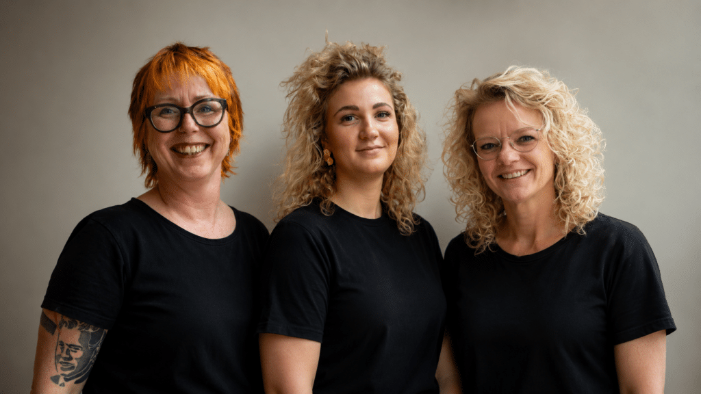 Het team van Kapsels Enzo in Oldenzaal: Nicole, Quinty en Wendy