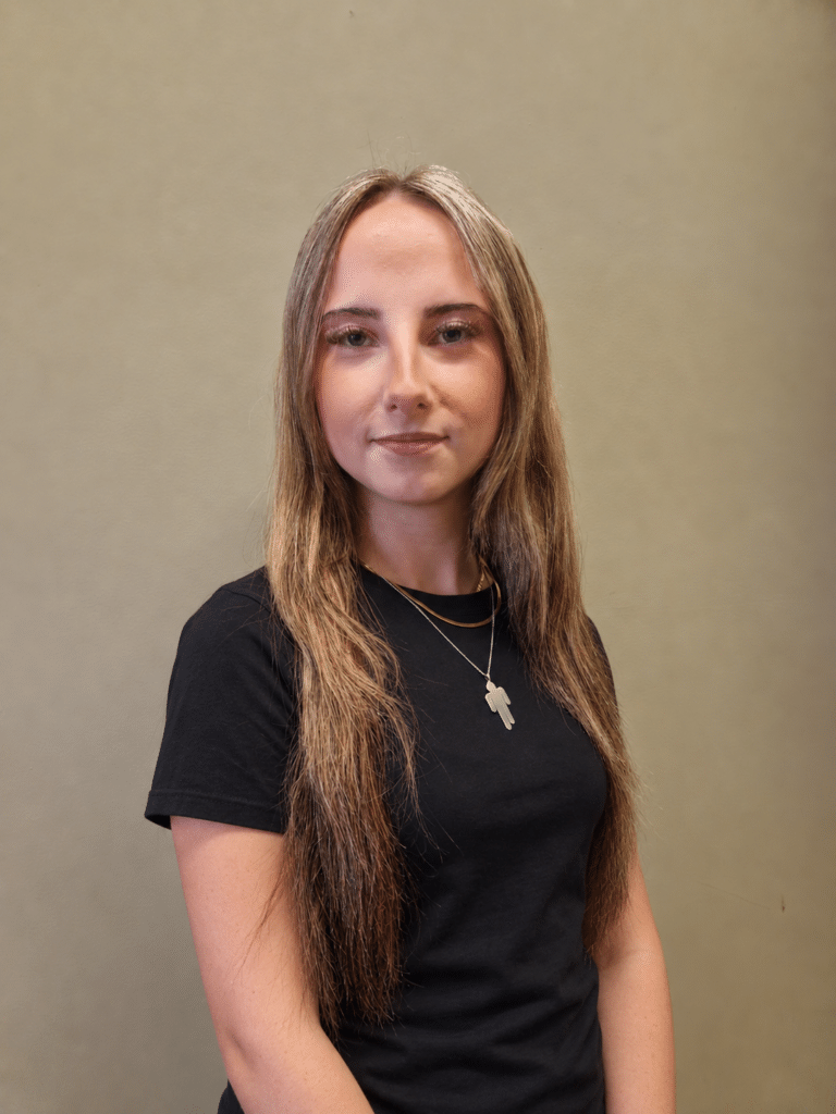 Faye Tenniglo · Stagiair hairstylist | Kapsels Enzo Oldenzaal