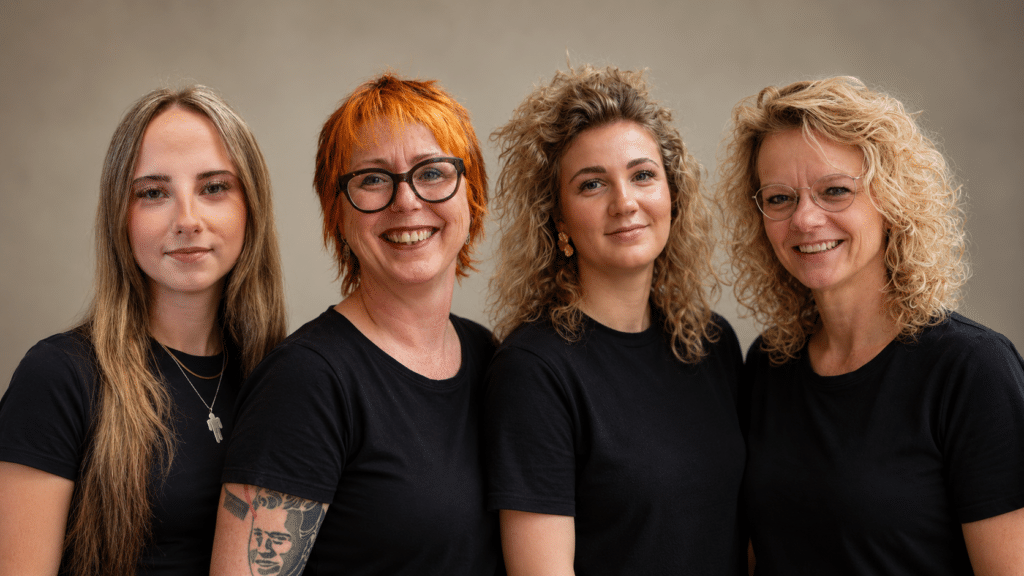 Faye, Nicole, Quinty en Wendy, het team van kapsalon Kapselsenzo in Oldenzaal